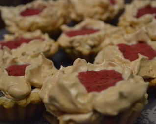 Тарталетки с безе и черной смородиной