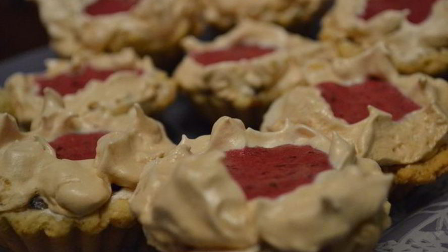 Рецепт тарталеток с безе и черной смородиной