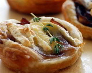 Тарталетки с красным луком и сыром