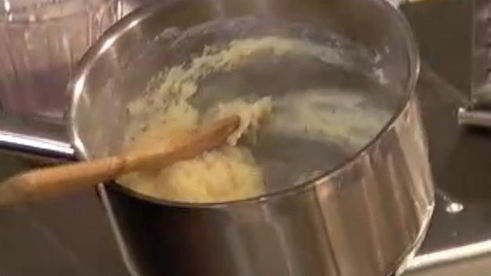 тарталетки с креветками и соусом бешамель