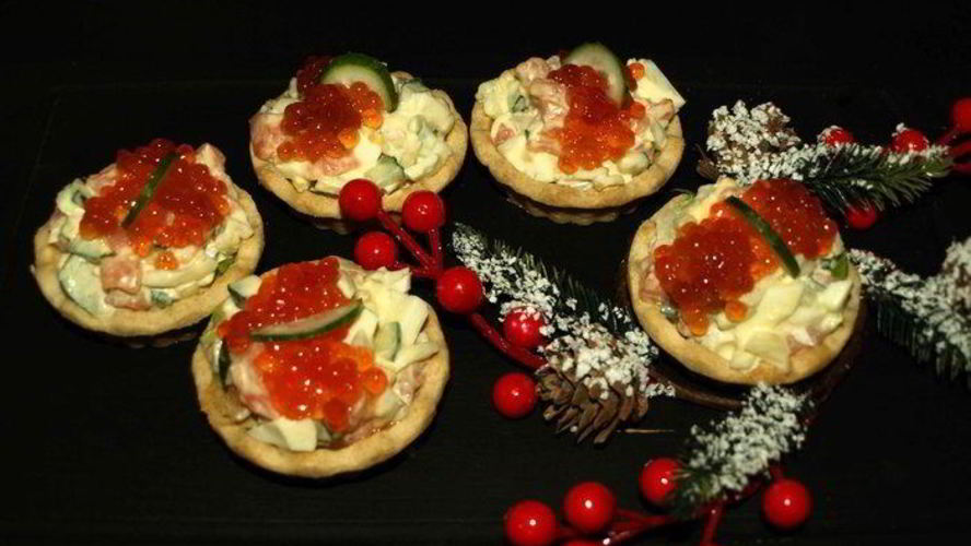 Рецепт тарталеток с салатом из слабосоленой форели и красной икрой