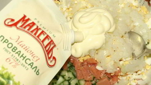 тарталетки с салатом из слабосоленой форели и красной икрой