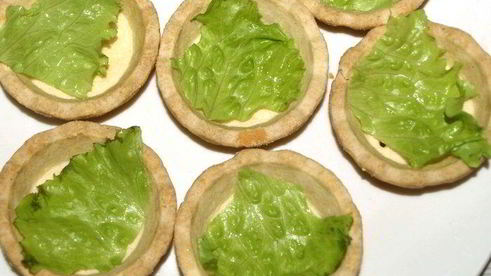 тарталетки с салатом из слабосоленой форели и красной икрой