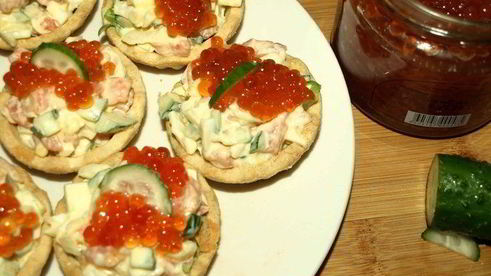 тарталетки с салатом из слабосоленой форели и красной икрой