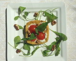 Закусочные тарталетки из поленты с козьим сыром и помидорками черри