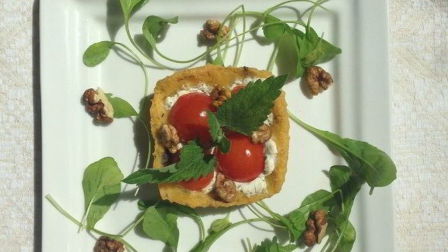 Рецепт закусочных тарталеток из поленты с козьим сыром и помидорками черри