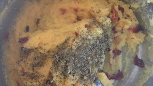 закусочные тарталетки из поленты с козьим сыром и помидорками черри