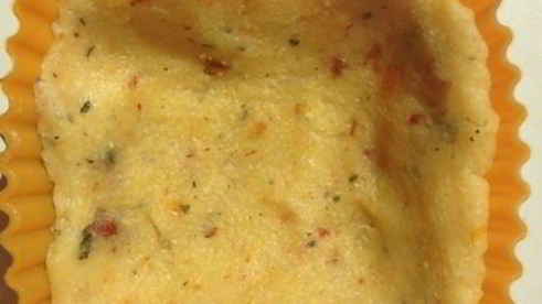 закусочные тарталетки из поленты с козьим сыром и помидорками черри