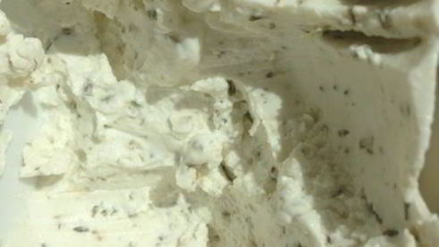 закусочные тарталетки из поленты с козьим сыром и помидорками черри