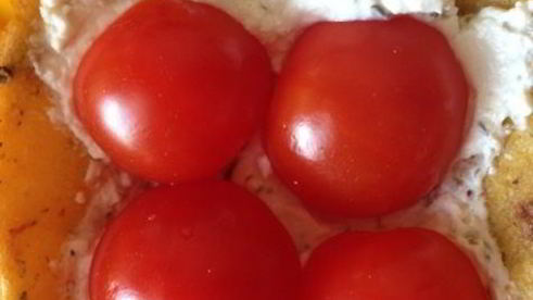 закусочные тарталетки из поленты с козьим сыром и помидорками черри