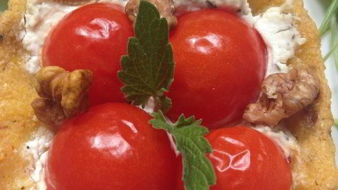 закусочные тарталетки из поленты с козьим сыром и помидорками черри