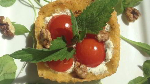 закусочные тарталетки из поленты с козьим сыром и помидорками черри