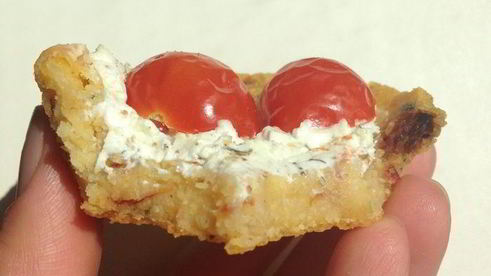 закусочные тарталетки из поленты с козьим сыром и помидорками черри