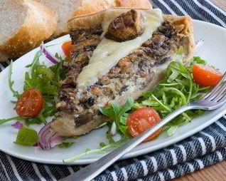 Грибной тарт с травами и грюйером