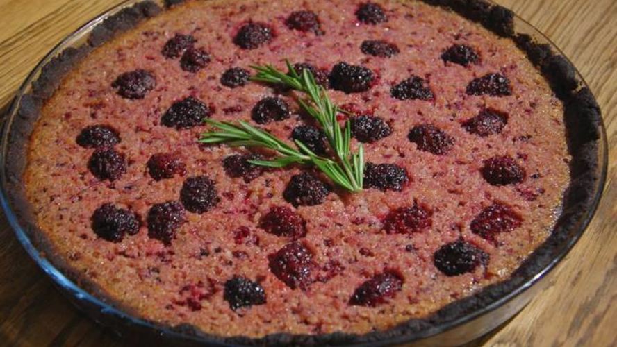 Рецепт медового тарта с ежевикой и миндалем