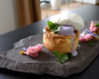 Порционный тарт с ягодами и дуэтом ванильного и черничного пломбира