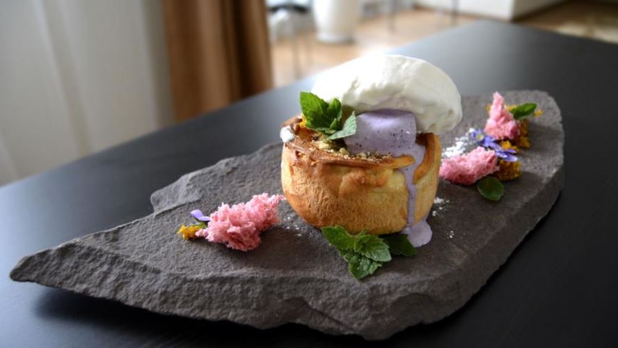 Рецепт порционного тарта с ягодами и дуэтом ванильного и черничного пломбира