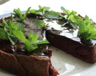 Шоколадный тарт с вишней