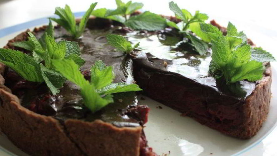 Рецепт шоколадного тарта с вишней