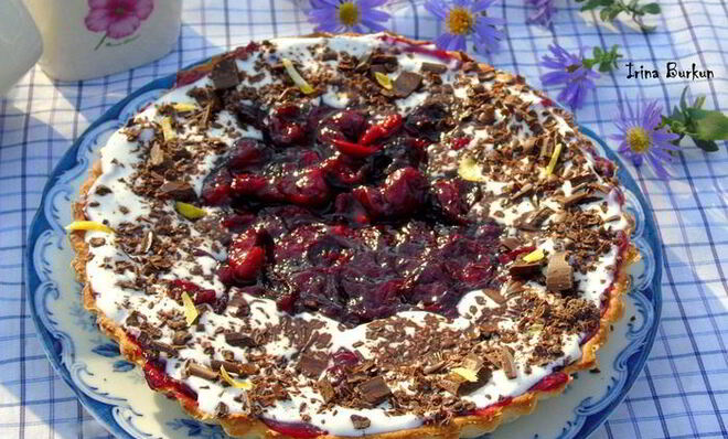 Сметанный тарт с вишней и вином