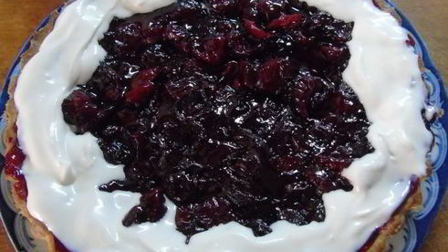 сметанный тарт с вишней и вином