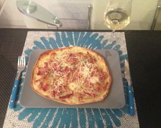 Тарт фламбе с беконом