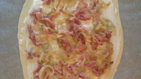 тарт фламбе с беконом