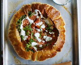 Тарт из копченого лосося и сметаны