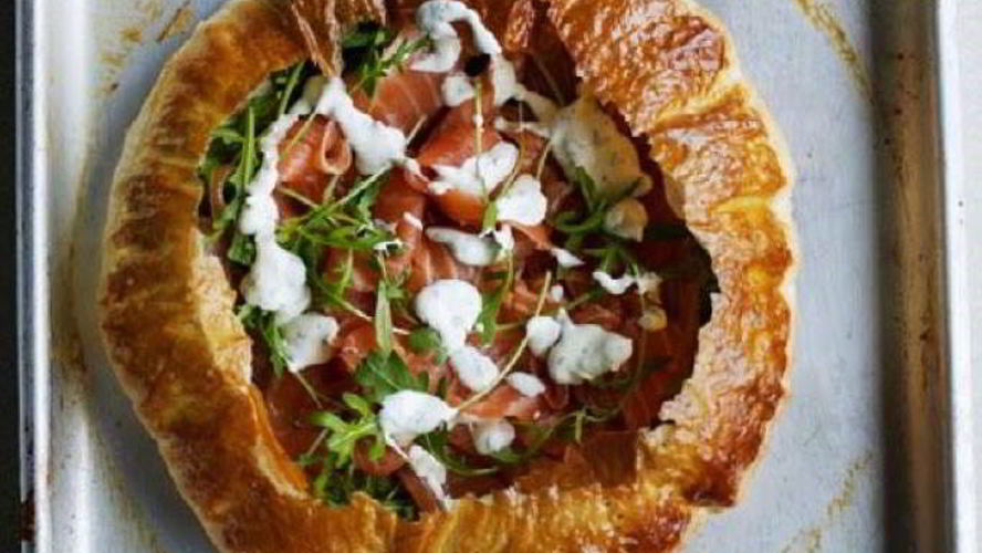 Рецепт тарта из копченого лосося и сметаны