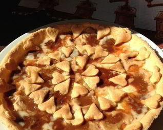 Тарт из творожного теста с карамельками