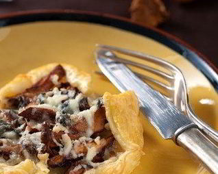 Тарт с белыми грибами, беконом и сливочным соусом из козьего сыра