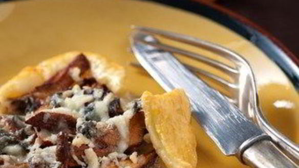 Рецепт Тарта с белыми грибами, беконом и сливочным соусом из козьего сыра