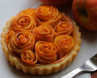 Тарт с розами из яблок