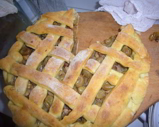 Тарт с виноградом, орешками и яблоками