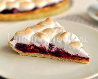 Тарт с вишней и меренгой