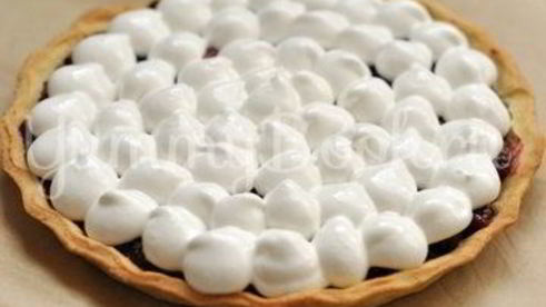 тарт с вишней и меренгой