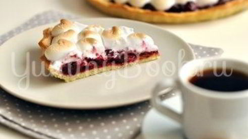 тарт с вишней и меренгой