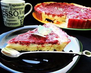 Тарт с заварным кремом и малиновым желе