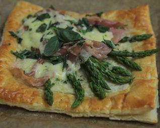 Тарт со спаржей, ветчиной и пармезаном