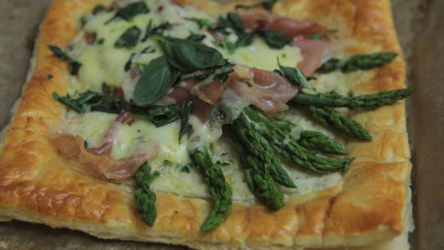 Рецепт тарта со спаржей, ветчиной и пармезаном