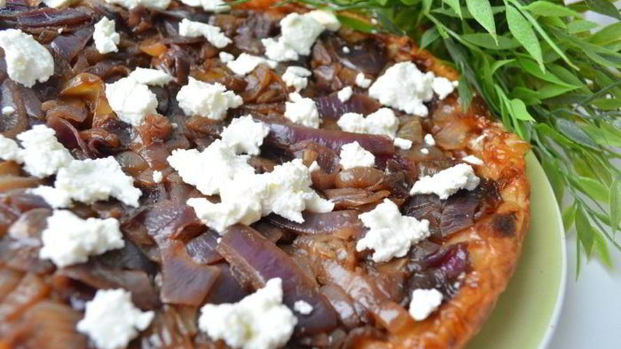 Рецепт тарта-татен с луковым ассорти