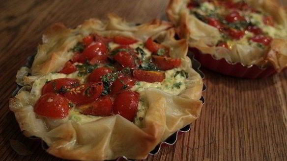 Рецепт Тартов с творогом, помидорами черри и базиликом