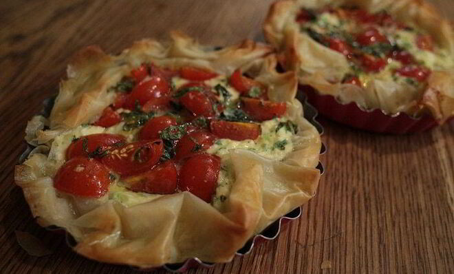Тарты с творогом, помидорами черри и базиликом