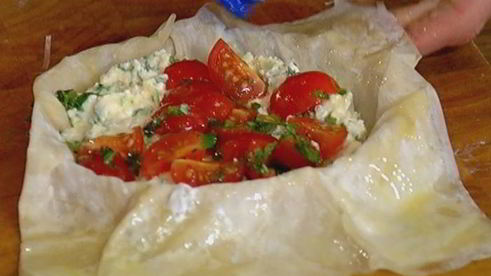 тарты с творогом, помидорами черри и базиликом