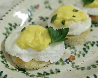 Хрустящие тосты с яйцом пашот под лимонным соусом