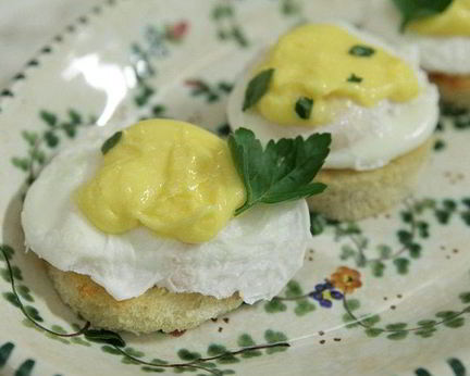 Хрустящие тосты с яйцом пашот под лимонным соусом