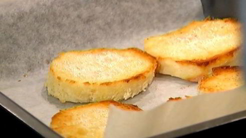 хрустящие тосты с яйцом пашот под лимонным соусом