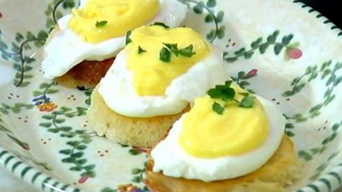 хрустящие тосты с яйцом пашот под лимонным соусом