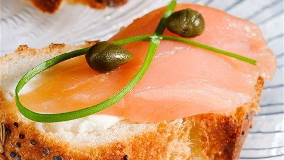 Рецепт Копченого лосося с коньячно-тминным майонезом на тостах из французского хлеба