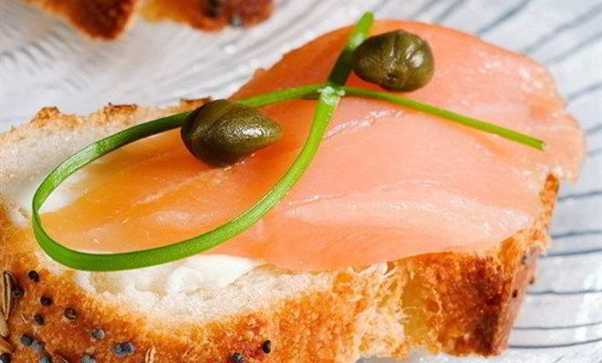 Копченый лосось с коньячно-тминным майонезом на тостах из французского хлеба